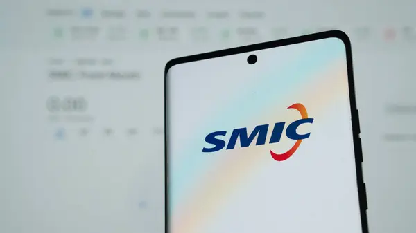 Dhaka, Bangladeş 03 Mayıs 2025: İnternet sitesi önünde yarı iletken İmalat Uluslararası Şirketi (SMIC) logosuna sahip akıllı telefon.