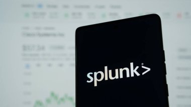 Dhaka, Bangladeş 24 Mayıs 2025: Splunk logolu akıllı telefon ekranı logosu logaritması karartılmış mali fon.