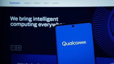 Dhaka, Bangladeş 04 Mayıs 2025: Amerikalı yarı iletken şirket Qualcomm Incorporated web sitesi önünde ekranda.
