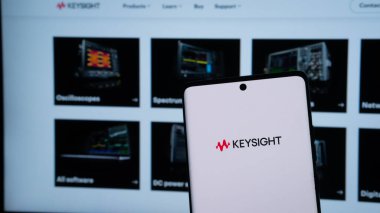 Dhaka, Bangladeş 20 Mayıs 2025: Arka planda elektronik ekipman bulunan bir akıllı telefondan klavye logosu görüntülendi.