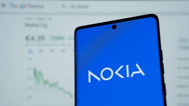 Dhaka, Bangladeş 23 Mayıs 2025: Borsa ekranının önündeki akıllı telefondaki Nokia logosu.