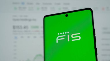 Dhaka, Bangladeş 18 Mayıs 2025: FIS logolu akıllı telefon borsa verileriyle karşılaştırıldı.