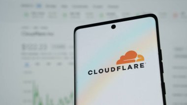 Dhaka, Bangladeş 16 Mayıs 2025: ABD 'li ICT şirketi Cloudflare Inc. nin web sayfası ile akıllı telefon iş logosu önünde ekranda.