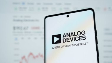 Dhaka, Bangladeş 08 Mayıs 2025: Yarı iletken şirket Analog Devices Inc. (ADI) web sitesi önünde ekranda.