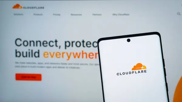 Dhaka, Bangladeş 16 Mayıs 2025: ABD 'li ICT şirketi Cloudflare Inc. nin web sayfası ile akıllı telefon iş logosu önünde ekranda.