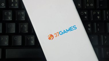 Dhaka, Bangladeş 20 Nisan 2025: 37 oyun logosu, 37Games uluslararası tarayıcı ve mobil oyun geliştiricisi ve yayımcısıdır. Oyun platformu..