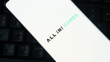 Dhaka, Bangladeş 01 Haziran 2025: Klavye arka planında All In Games logosunu gösteren akıllı telefonun yakın çekimi.