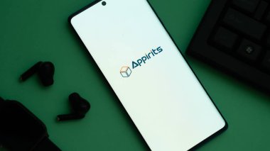Dhaka, Bangladeş 01 Haziran 2025: Appirits logosunu teknoloji aksesuarlarının yanında gösteren akıllı telefon.