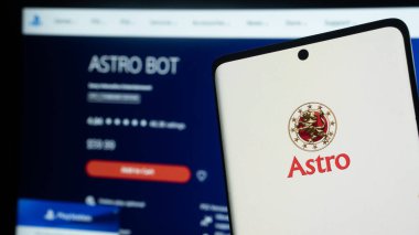 Dhaka, Bangladeş 01 Haziran 2025: Bir dijital uygulama arayüzünün yanındaki ekranda Astro logosu olan akıllı telefon.
