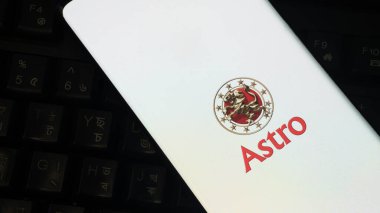 Dhaka, Bangladeş 01 Haziran 2025: Siyah klavye arka planında Astro logosunu gösteren akıllı telefon.