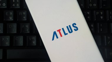Dhaka, Bangaldesh 01 Haziran 2025: ATLUS logosu siyah bir klavyenin yanındaki akıllı telefonda sergilendi.