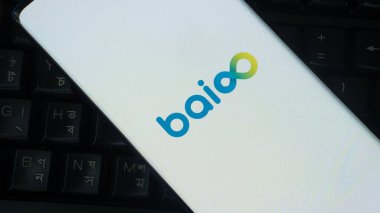Dhaka, Bangladeş 01 Haziran 2025: Baioo logosunu klavyede yakın plan görüntüleyen akıllı telefon.