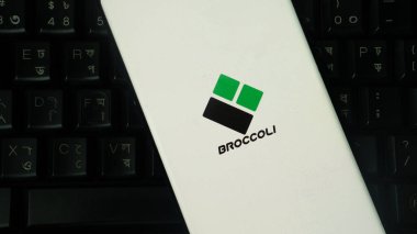 Dhaka, Bangladeş 02 Haziran 2025: Brokoli logosunu gösteren beyaz akıllı telefon, klavye arka planına yerleştirildi.