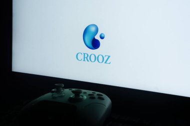 Dhaka, Bangladeş 02 Haziran 2025: Koyu bir ayarda Crooz logosunu gösteren bir video oyunu denetleyici.