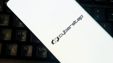 Dhaka, Bangladeş 02 Haziran 2025: Telefonda klavyeli siber adım logosu.