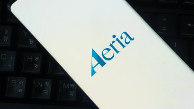 Dhaka, Bangladeş 01 Haziran 2025: Aeria logosunu gösteren akıllı telefon siyah bir klavyenin üzerine yerleştirildi.