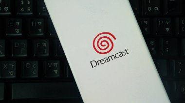 Dhaka, Bangladeş 03 Haziran 2025: Klavye zeminli akıllı telefon üzerinde rüya yayın logosu.