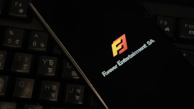 Dhaka, Bangladeş 01 Temmuz 2025: Forever Entertainment logosuna sahip bir akıllı telefonun klavye ile logosu logosu.