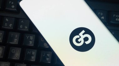 Dhaka, Bangladeş 04 Temmuz 2025: Modern teknolojinin altını çizerek G5 logosunu gösteren akıllı telefon.