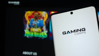 Dhaka, Bangladeş 04 Temmuz 2025: Akıllı telefon Oyun Kolordusu logosunu ekranda oyun arkaplanına karşı sergiliyor