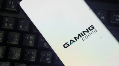 Dhaka, Bangladeş 04 Temmuz 2025: Arkaplanda siyah klavye bulunan beyaz bir yüzey üzerinde Kumar Kolordusu logosu