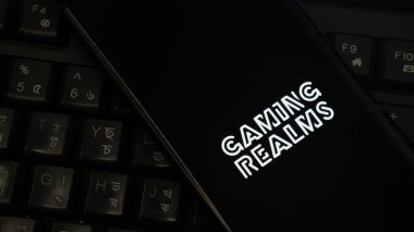 Dhaka, Bangladeş 04 Temmuz 2025: Kumar Alemleri logosu arkasında klavye olan siyah bir yüzey üzerine beyaz logo