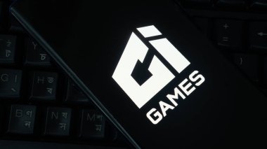 Dhaka, Bangladeş 04 Temmuz 2025: Klavye ile birlikte beyaz bir GI Games logosu