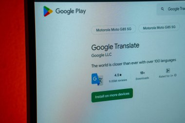 Dhaka, Bangladeş 23 Ağustos 2025: Google Play uygulamasının sayfa çevirisi, 100 'den fazla dilde çeviri sunuyor
