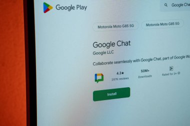 Dhaka, Bangladeş 23 Ağustos 2025: Google Talk uygulama sayfasında kurulum seçeneği ile birlikte Google Chat uygulaması