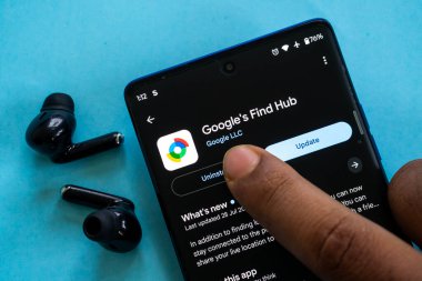 Dhaka, Bangladeş 23 Ağustos 2025: Google 'ın akıllı telefon üzerinde parmağı olan Bul Hub uygulaması