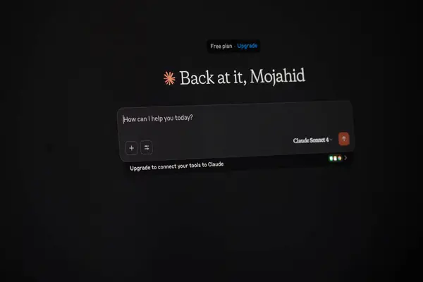 Dhaka, Bangladeş 23 Ağustos 2025: Claude Ai Chat penceresi verimlilik araçları ve asistan seçenekleriyle ekranda
