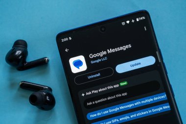 Dhaka, Bangladeş 23 Ağustos 2025: Google İletilerini güncelleme seçeneğiyle gösteren akıllı telefon