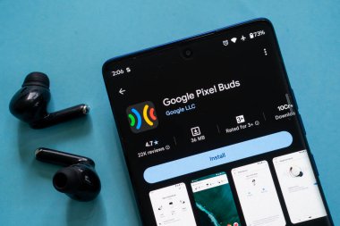 Dhaka, Bangladeş 23 Ağustos 2025: Google Pixel Buuds uygulaması güncellemesi bir akıllı telefonda mavi arkaplan karşısında gösterildi