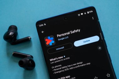 Dhaka, Bangladeş 23 Ağustos 2025: Özel Güvenlik uygulaması mavi bir arkaplan karşısında bir akıllı telefonda gösterildi