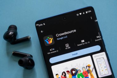 Dhaka, Bangladeş 23 Ağustos 2025: Kalabalık kaynak uygulaması mavi arkaplana sahip bir akıllı telefona yüklenmeye hazır