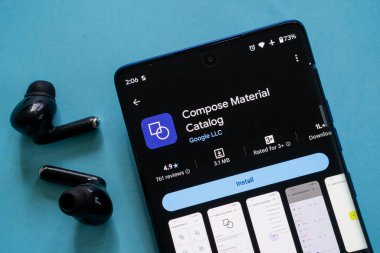 Dhaka, Bangladeş 23 Ağustos 20025: Mavi arkaplana sahip bir akıllı telefona Malzeme Katalog uygulama yükleme ekranı