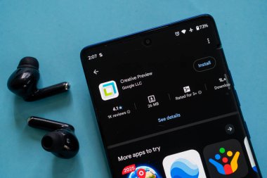 Dhaka, Bangladeş 23 Ağustos 2025: Yaratıcı Önizleme uygulaması mavi bir arkaplan karşısında bir akıllı telefonda gösterildi