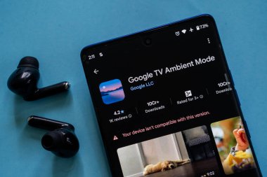 Dhaka, Bangladeş 23 Ağustos 2025: Google TV Ortam Modu uygulaması akıllı telefonda uyarı mesajı ile gösterildi