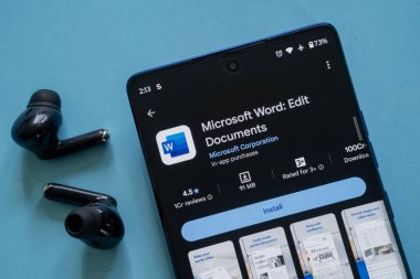 Dhaka, Bangladeş 23 Ağustos 2025: Microsoft Word uygulaması akıllı telefonda kuruluma hazır