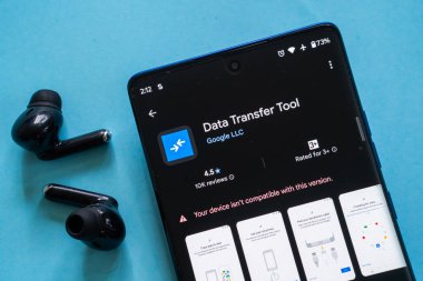 Dhaka, Bangladeş 23 Ağustos 2025: Uyumluluk uyarısı ile akıllı telefonda veri aktarım aracı uygulaması gösterildi