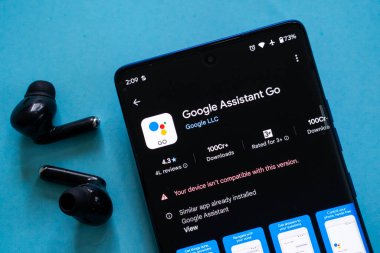 Dhaka, Bangladeş 23 Ağustos 2025: yakındaki kulaklıklar ile Google Asistanı Go uygulamasının detaylarını gösteren akıllı telefon ekranı