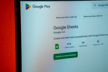 Dhaka, Bangladeş 23 Ağustos 2025: Google Sheets uygulama sayfası İnternet tabloları oluşturmak ve düzenlemek için Google Play uygulaması
