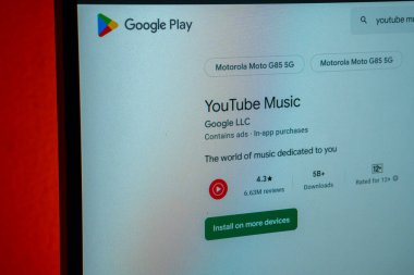 Dhaka, Bangladeş 23 Ağustos 2025: Google Play 'de YouTube Müzik uygulama sayfası kurulum seçeneği