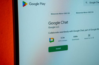 Dhaka, Bangladeş 23 Ağustos 2025: Google Talk uygulama sayfasında kurulum seçeneği ile birlikte Google Chat uygulaması
