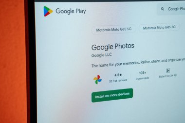 Dhaka, Bangladeş 23 Ağustos 2025: Google Fotoğraflar uygulama sayfası Google LLC tarafından bellek depolama ve organizasyon için Google Play