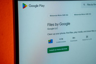 Dhaka, Bangladeş 23 Ağustos 2025: Google Dosyaları için kurulum düğmesi ve kullanıcı reytinglerini gösteren Google Play listesi
