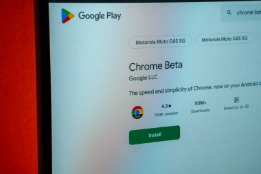 Dhaka, Bangladeş 23 Ağustos 2025: Chrome Beta için Google Play listesi, kurulum seçeneği ve kullanıcı incelemeleri gösteriliyor