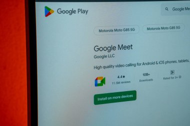 Dhaka, Bangladeş 23 Ağustos 2025: Google Meet için Google Play listesi, kurulum seçeneği ve kullanıcı reytingleri gösteriliyor
