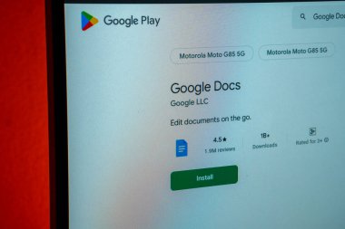 Dhaka, Bangladeş 23 Ağustos 2025: Google Docs için kurulum düğmesi ve kullanıcı reytingleri de dahil olmak üzere Google Play listesi
