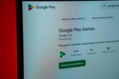 Dhaka, Bangladeş 23 Ağustos 2025: Google Play Games uygulamaları reytingli listeleme ve kurulum seçeneği